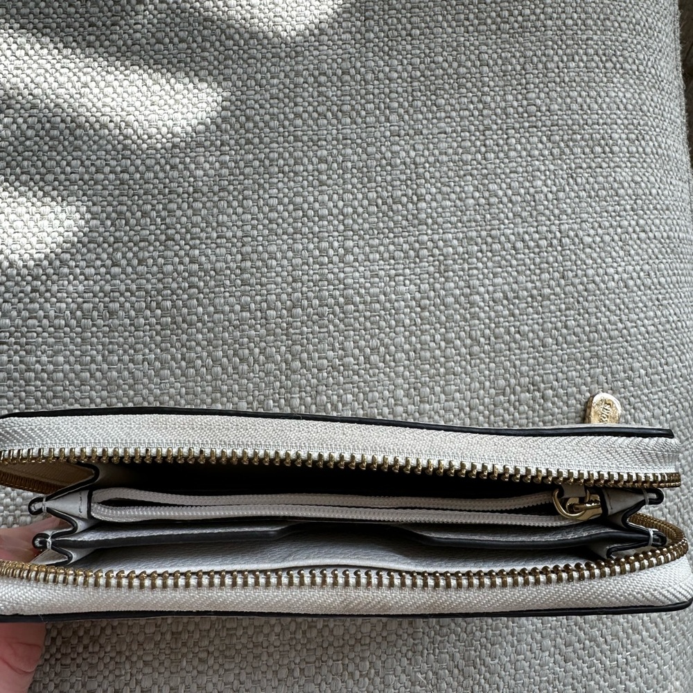 Michael Kors Cream Wallet with strap - Picture 4 of 4